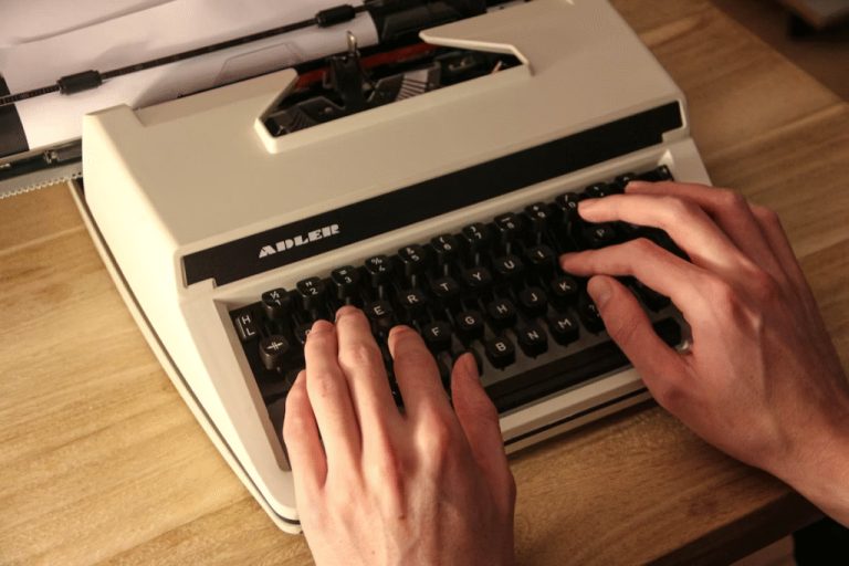 Jak działa sztuczna inteligencja? Podstawą jest uczenie maszynowe, a autokorekta pozwala to intuicyjnie zrozumieć.